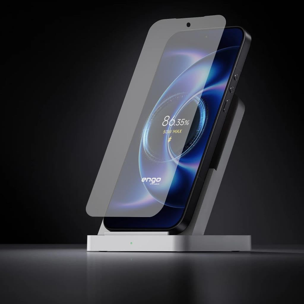 Koyu arka planda gümüş renkli şarj standında çıkarılabilir koruyucu camlı siyah akıllı telefon.