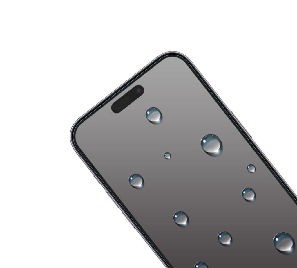 Çentikli modern bir akıllı telefonun ekranında su damlaları.