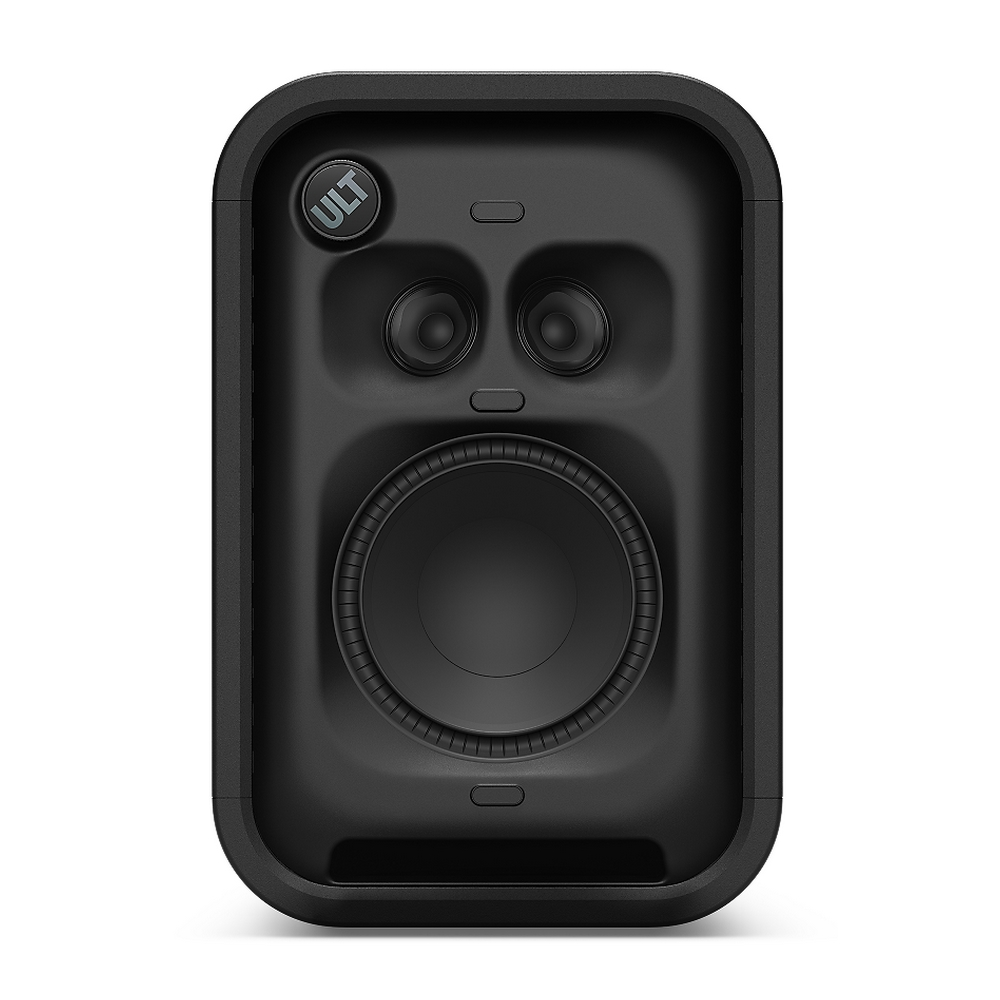 Un altavoz portátil negro con un woofer grande, dos tweeters y un botón ULT sobre un fondo liso.