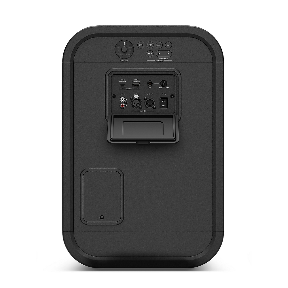 Vista trasera de un altavoz negro con varios puertos de audio, perillas de control y tapa abierta.