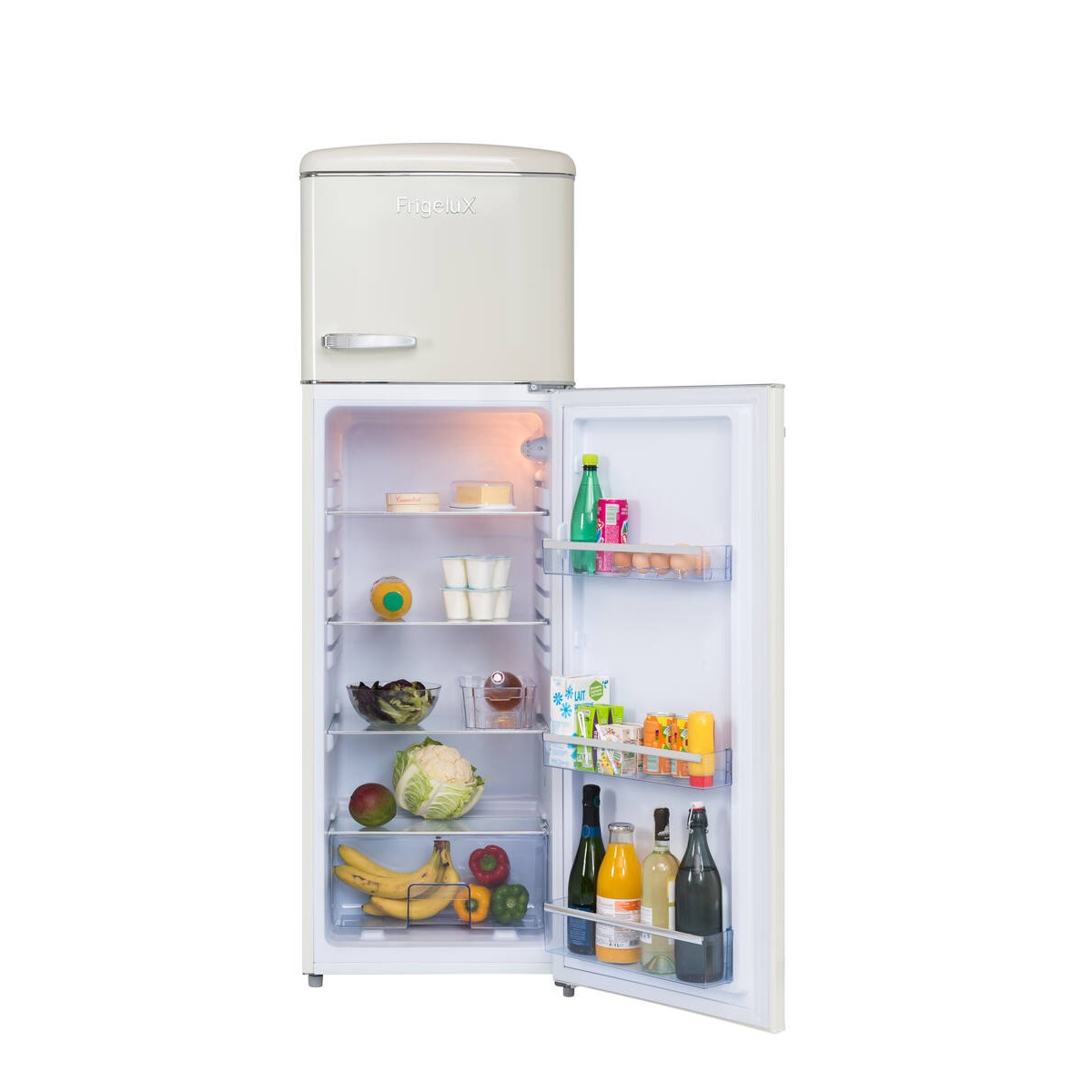 Una nevera retro de color crema abierta llena de comida fresca, verduras y botellas.