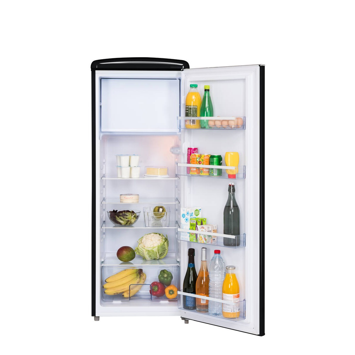 Ein geöffneter schwarzer Kühlschrank mit Getränken, Milchprodukten, Obst und Gemüse in Regalen und Türfächern.