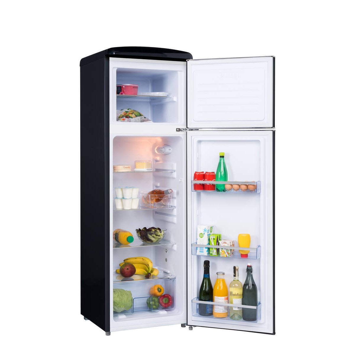 Un refrigerador negro abierto lleno de comida y bebidas en los estantes sobre fondo blanco.
