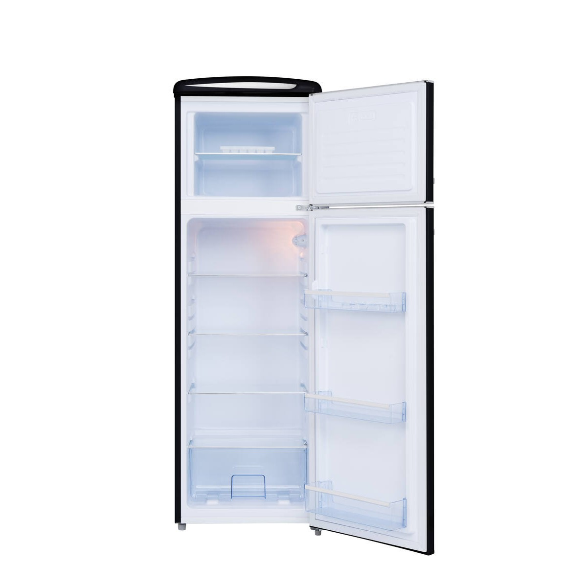 Un refrigerador abierto de dos puertas en blanco y negro con estantes de vidrio y compartimentos abiertos.