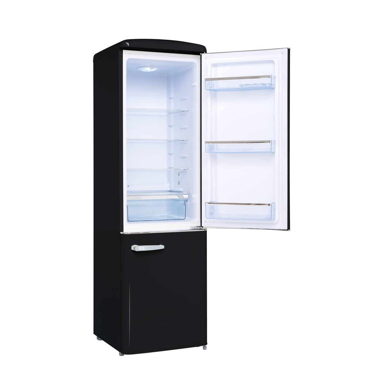 Un refrigerador retro negro con puerta abierta, interior iluminado y estantes de vidrio vacíos.