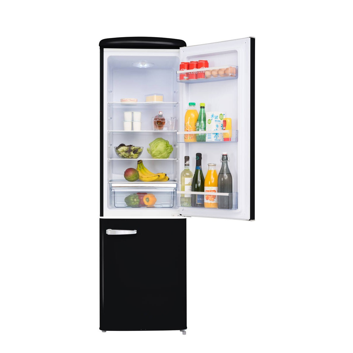 Un refrigerador retro negro abierto lleno de frutas frescas, verduras, botellas y bebidas.