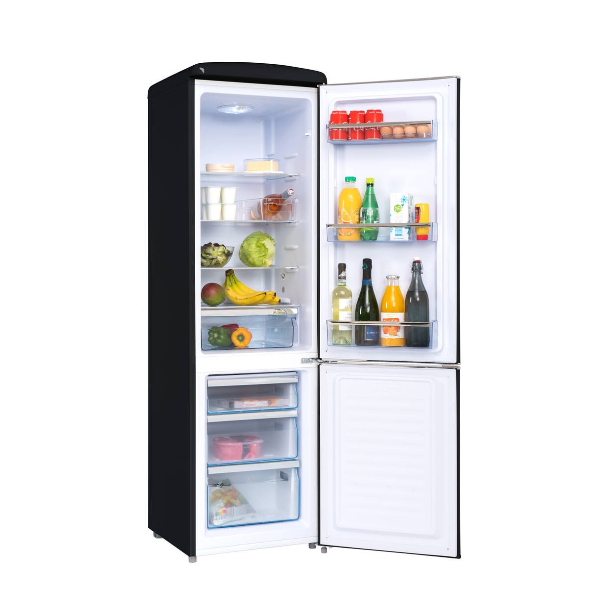 Un refrigerador negro moderno con puertas abiertas, mostrando estantes llenos de comida, bebidas, frutas y verduras.