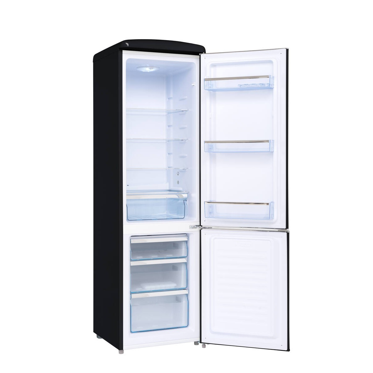 Un refrigerador negro con puertas abiertas que muestra estantes de vidrio iluminados y cajones transparentes.