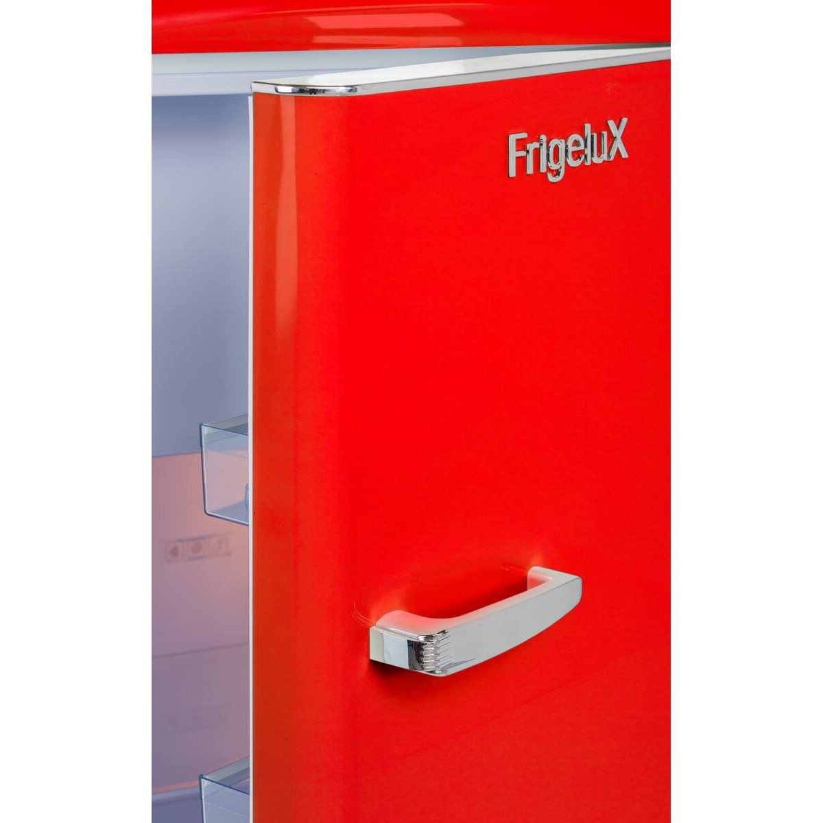 Glänzender roter Kühlschrank mit offener Tür und silbernem Frigelux-Logo.