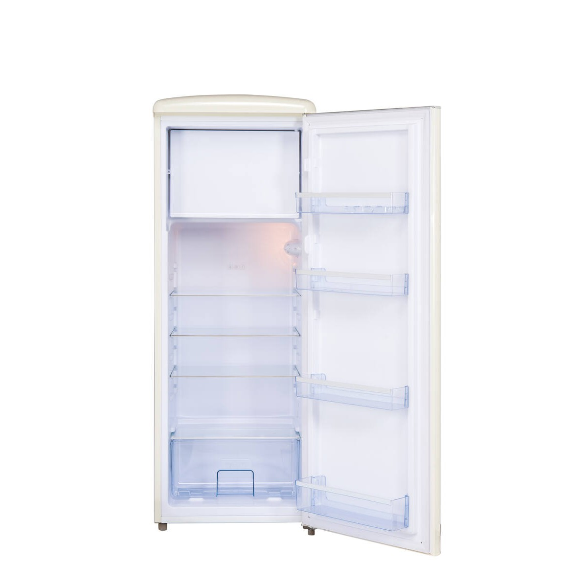 Ein offener cremefarbener Retro-Kühlschrank mit leeren Regalen, einem Gefrierfach und Türablagen auf weißem Hintergrund.