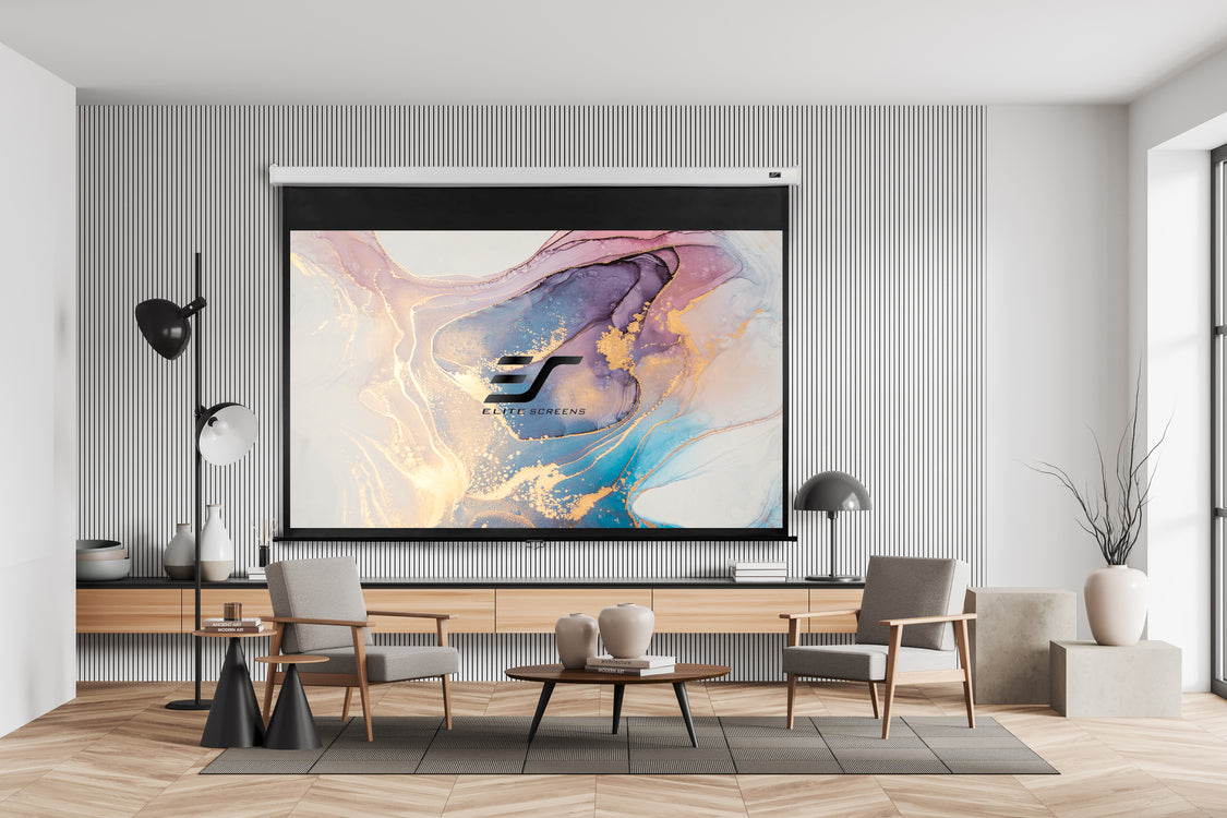 Ein modernes Wohnzimmer mit Leinwand, abstrakter Kunst, zwei grauen Sesseln und einem niedrigen Holzschrank.