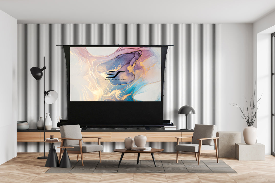 Ein modernes Wohnzimmer mit einer Leinwand für abstrakte Kunst, zwei grauen Sesseln und einem niedrigen Holzschrank.