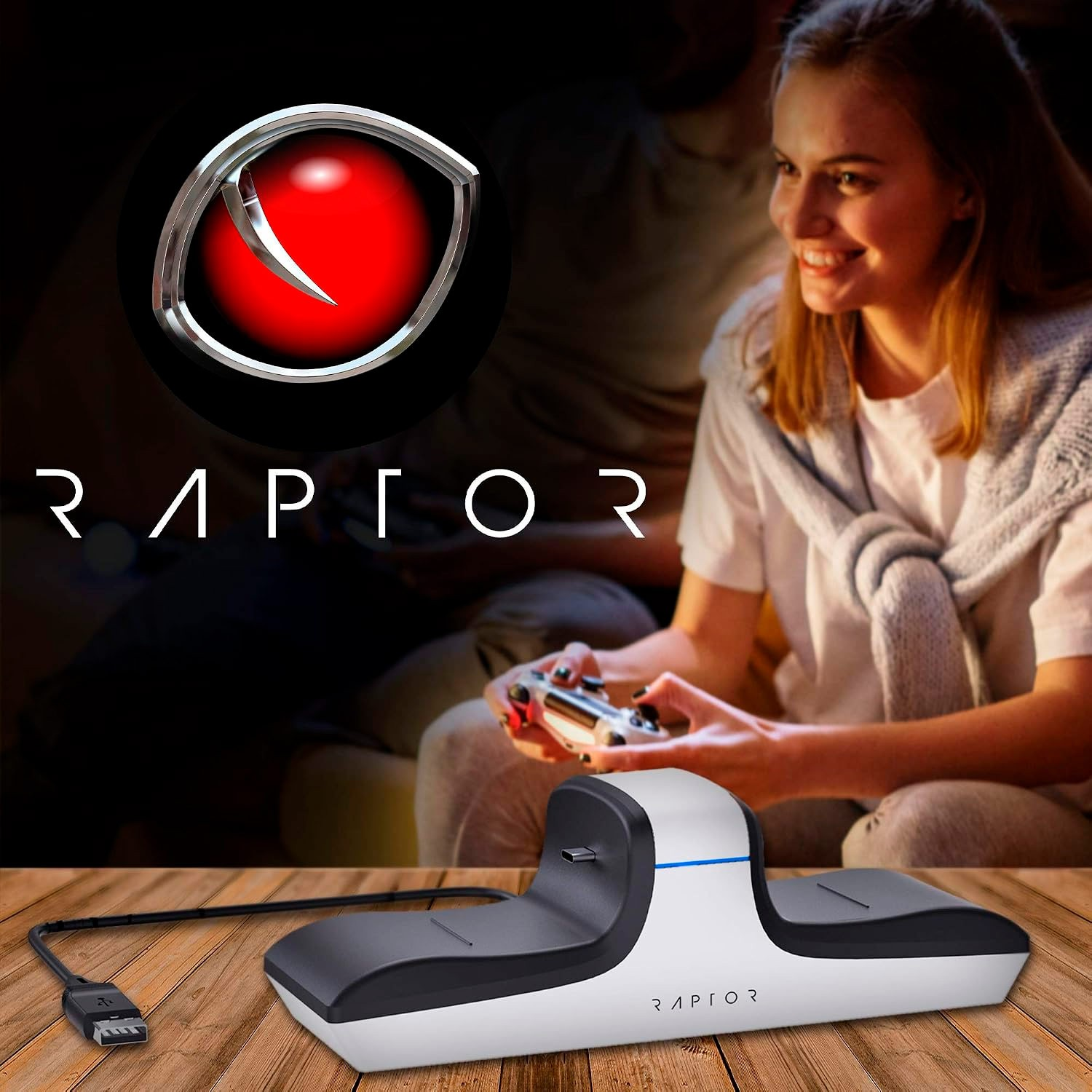 Una mujer juega videojuegos en un sofá mientras una base de carga blanca y negra descansa sobre madera.
