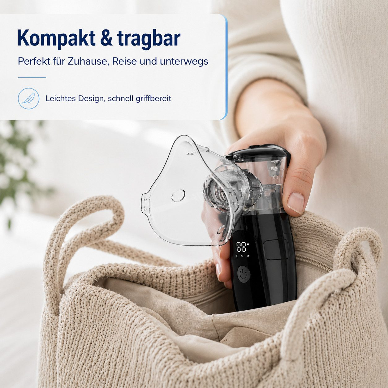 Eine Person legt einen schwarzen Inhalator mit Maske in eine beige Tasche.