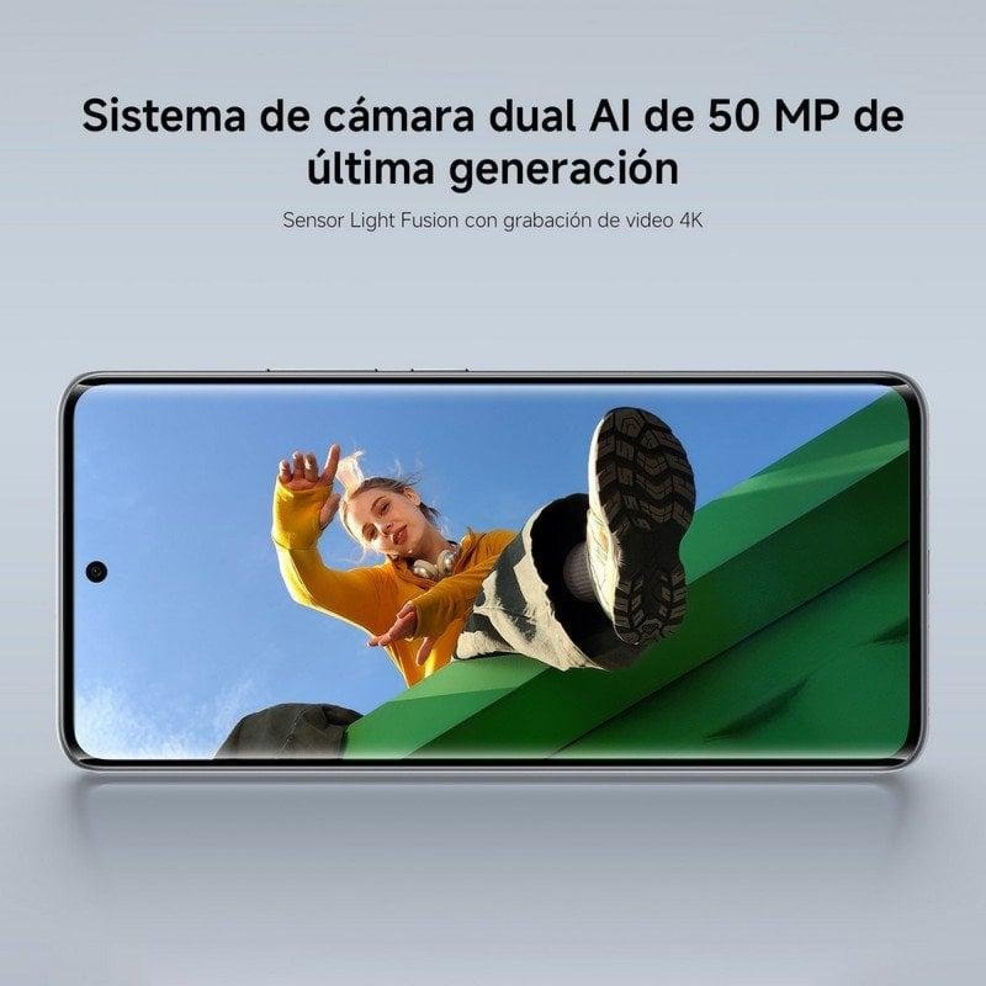 Un smartphone muestra a una mujer con sudadera amarilla al aire libre sobre fondo verde con texto promocional.