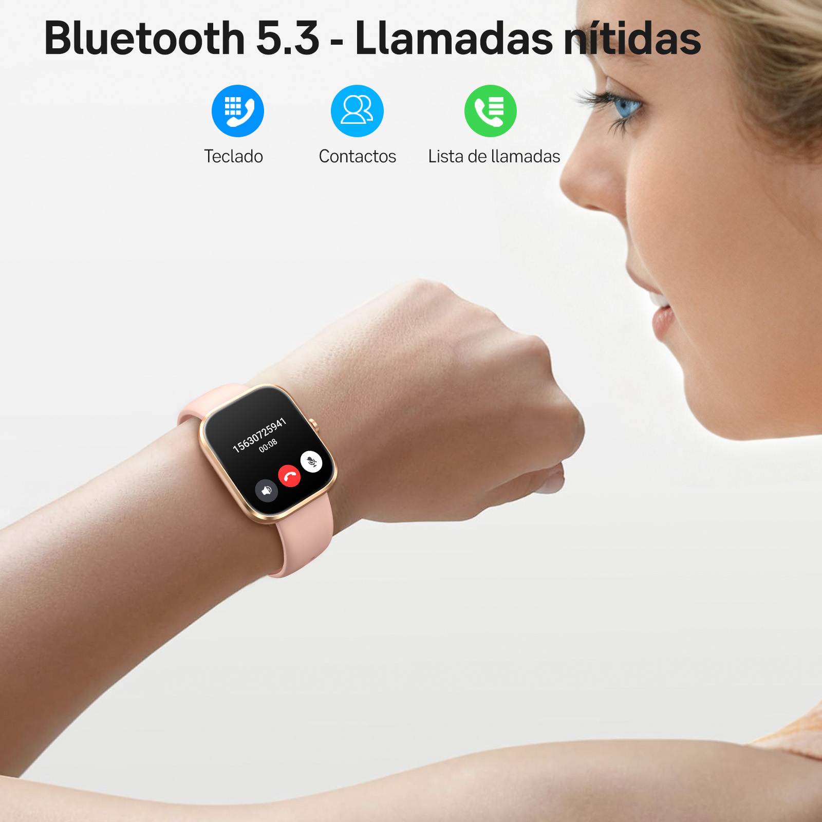 Una mujer mira su reloj inteligente rosa con pantalla de llamada e iconos superiores para teclado, contactos y registro.