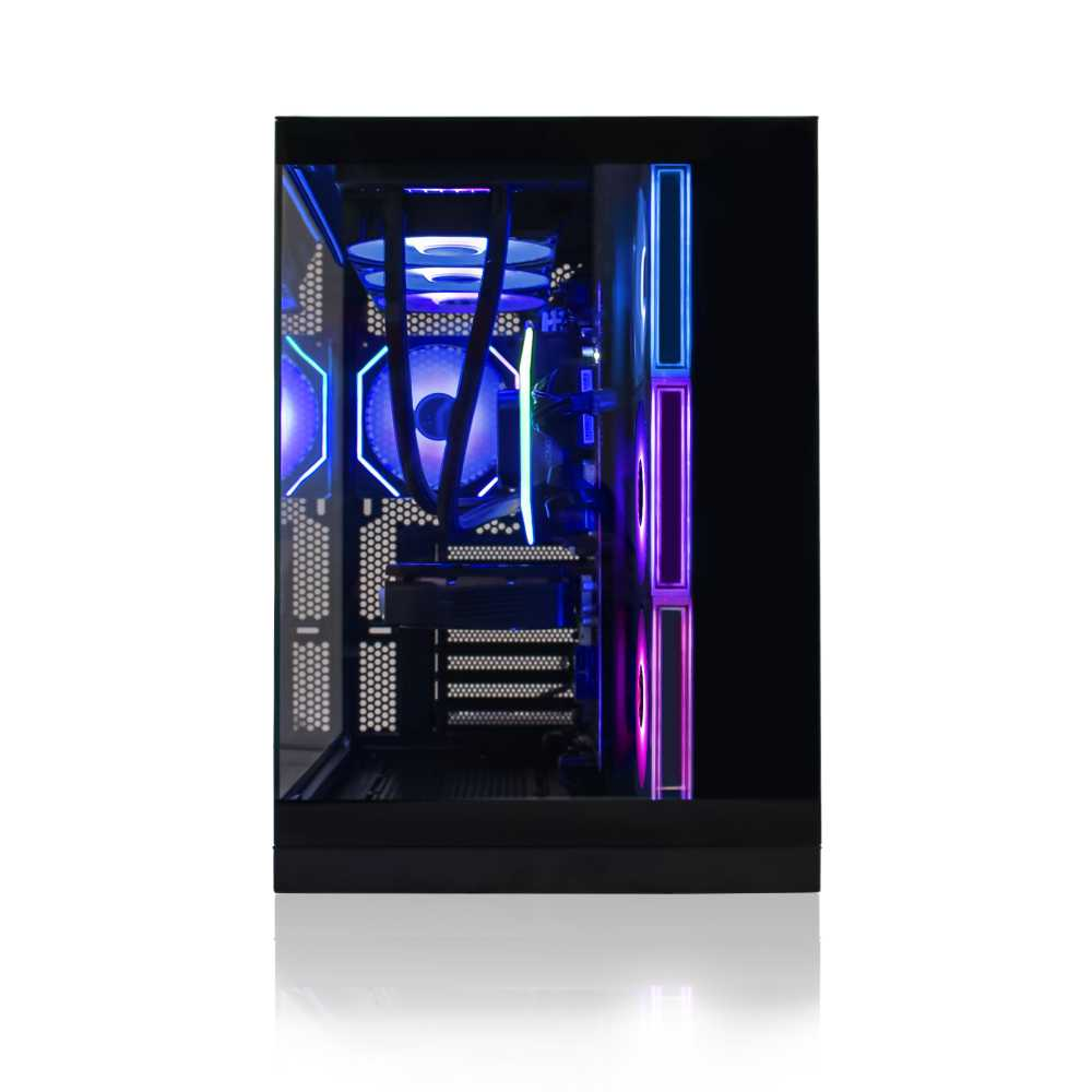 Ein schwarzes Computergehäuse mit blauer und lila RGB-Beleuchtung, internen Lüftern und Kabeln auf weißem Hintergrund.