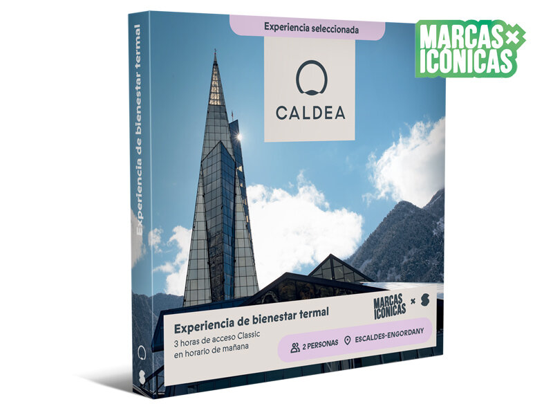 Caja regalo de Caldea con una imagen del centro termal, montañas y cielo despejado al fondo.