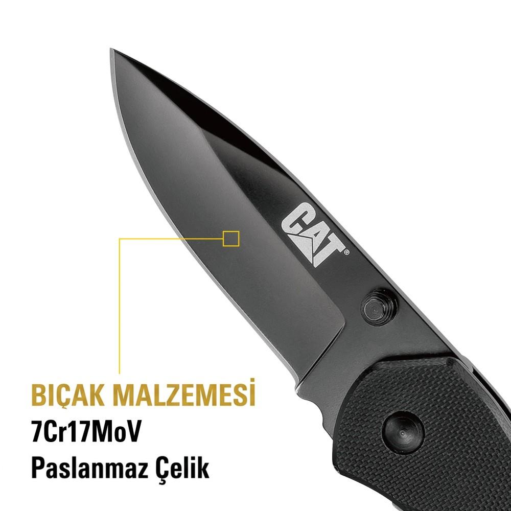 Sarı yazılı 7Cr17MoV paslanmaz çelikten yapılmış siyah bir CAT cep bıçağı bıçağının yakın çekimi.