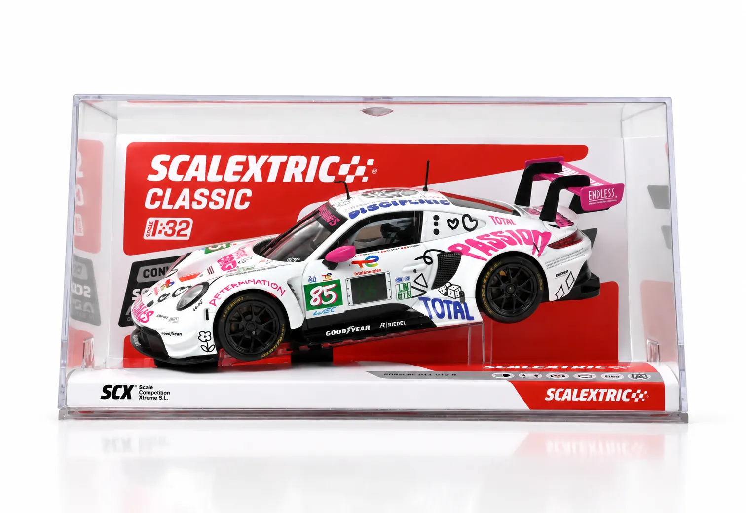 Maqueta de un Porsche GT3 R blanco y negro con pegatinas de colores en una vitrina Scalextric.