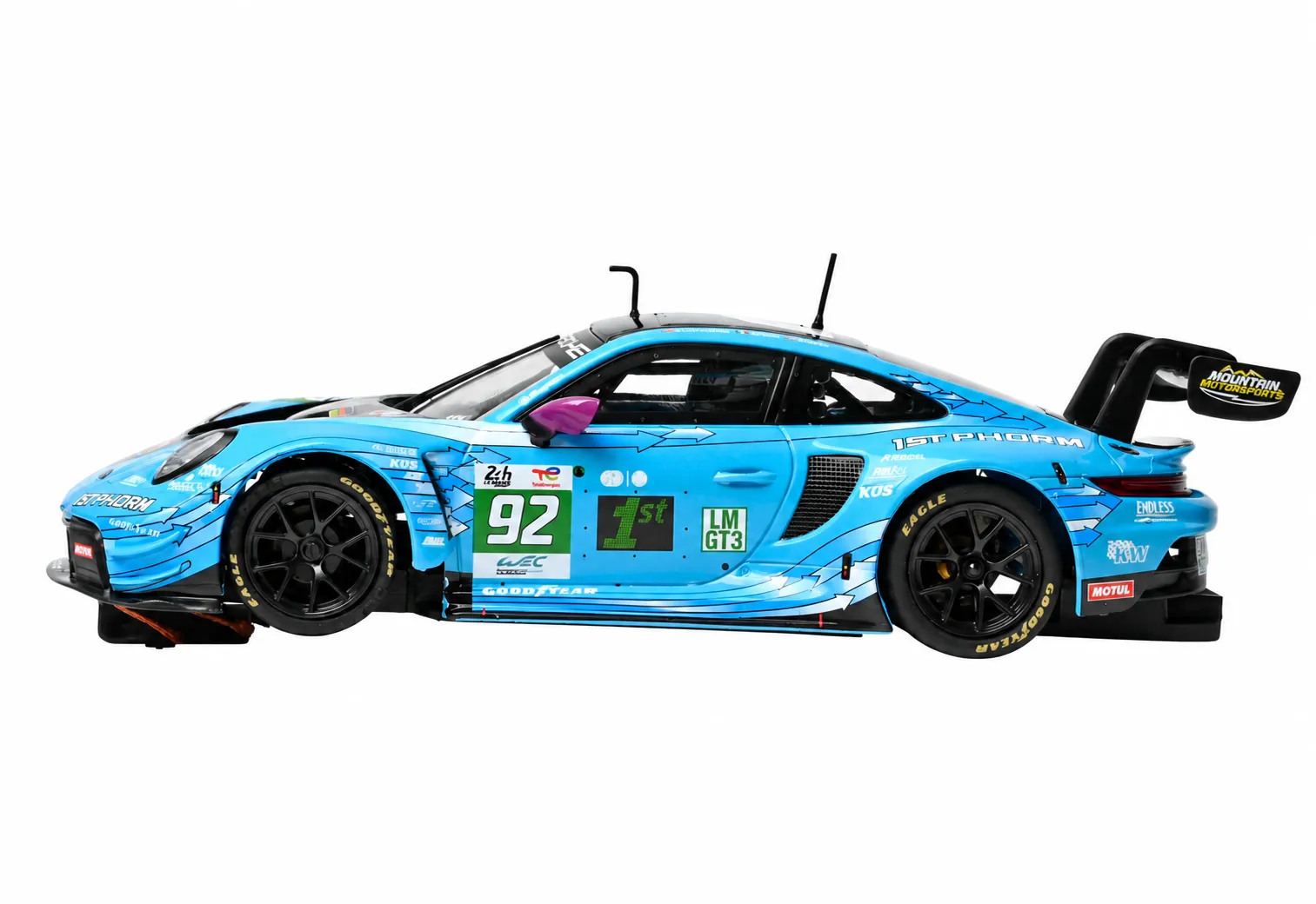 Vista lateral de un coche de carreras Porsche GT3 azul claro con el número 92, llantas negras y gran alerón trasero.