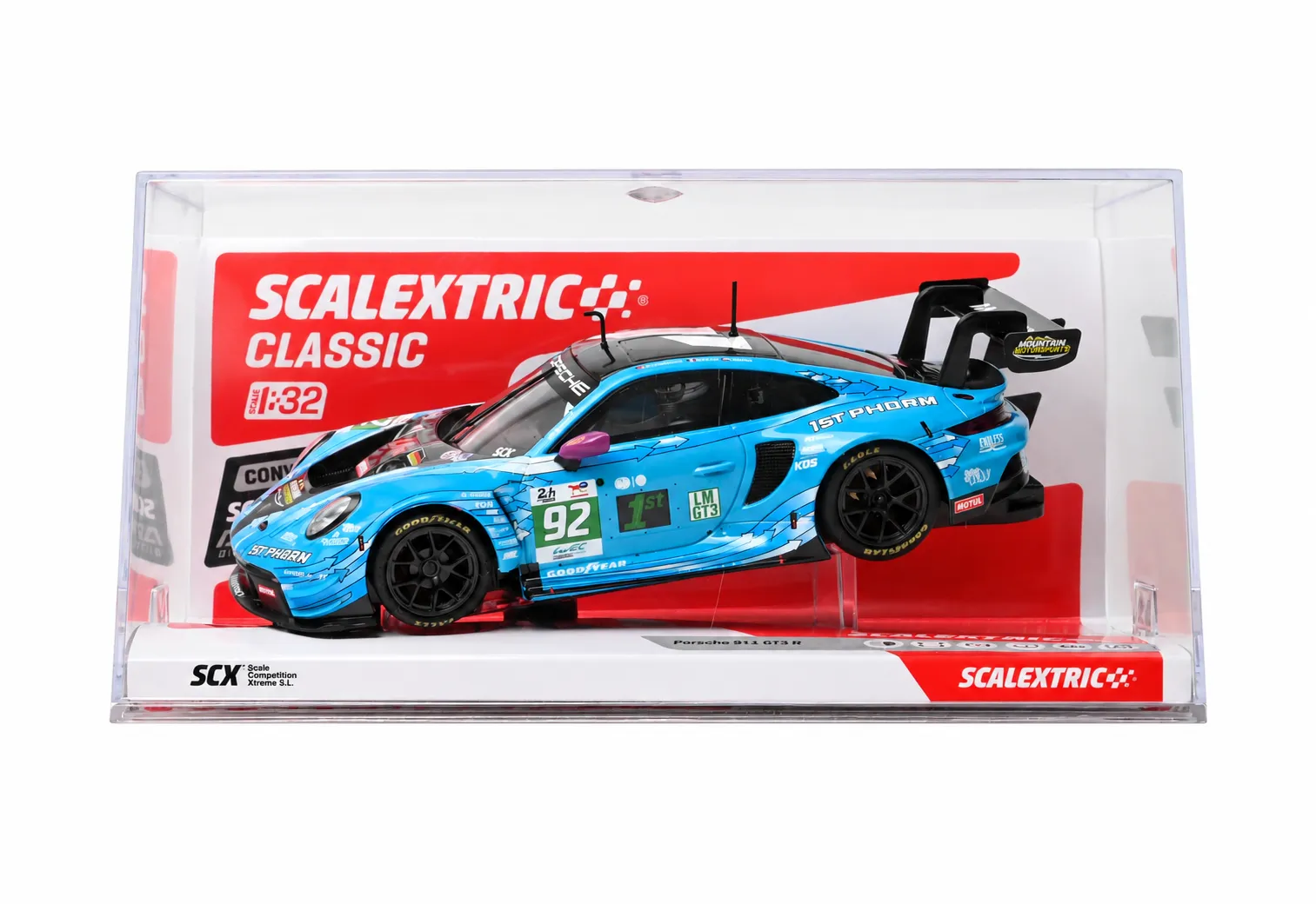 Un coche modelo Scalextric Porsche 911 GT3 R azul en una vitrina de plástico transparente con fondo rojo y blanco.