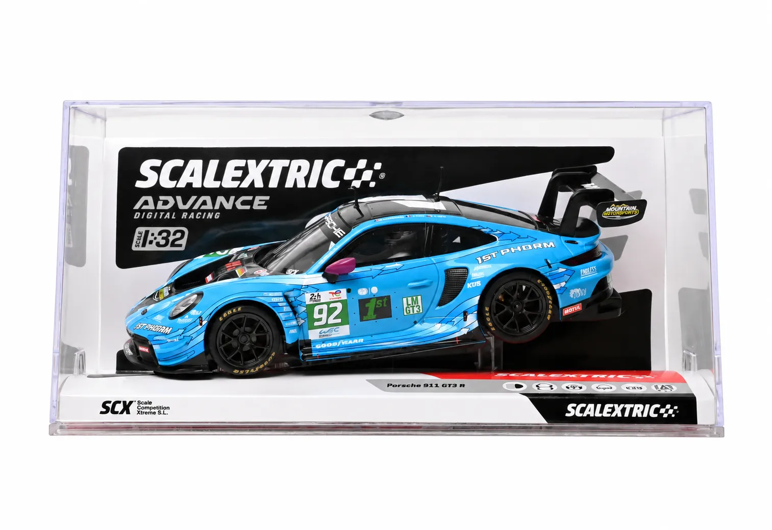 Coche de juguete Scalextric Porsche 911 GT3 R azul con decoración de competición en vitrina transparente.