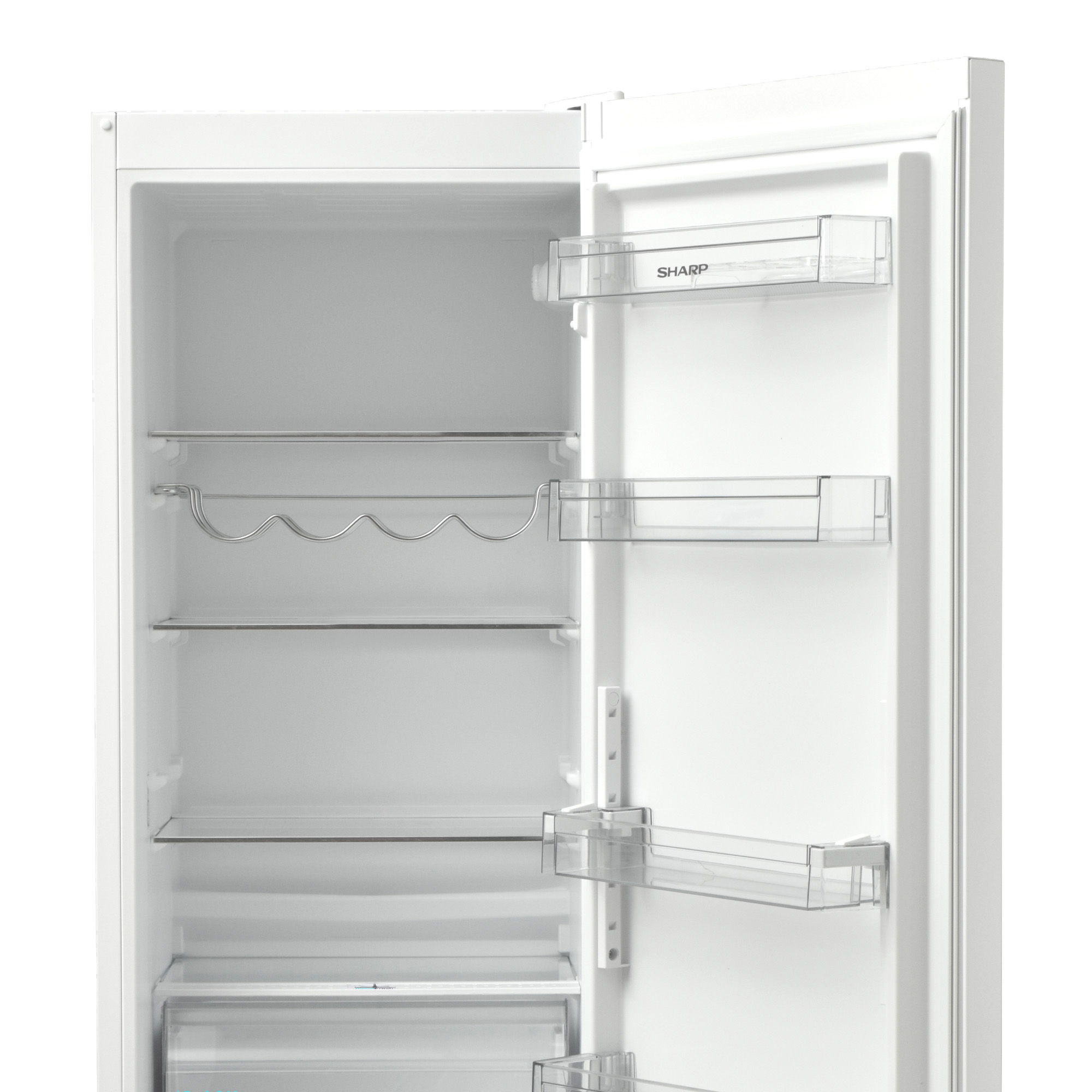 Un frigorifero Sharp bianco aperto con ripiani in vetro e scomparti sullo sportello.