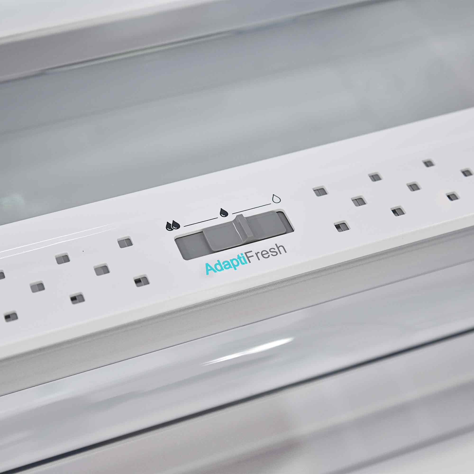 Primo piano di un cassetto del frigorifero bianco con cursore dell'umidità AdaptiFresh.