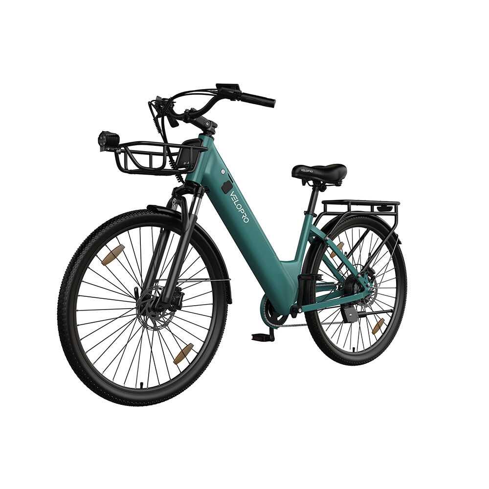 Ein türkisfarbenes Elektrofahrrad mit Frontkorb, Gepäckträger und schwarzen Reifen vor weißem Hintergrund.