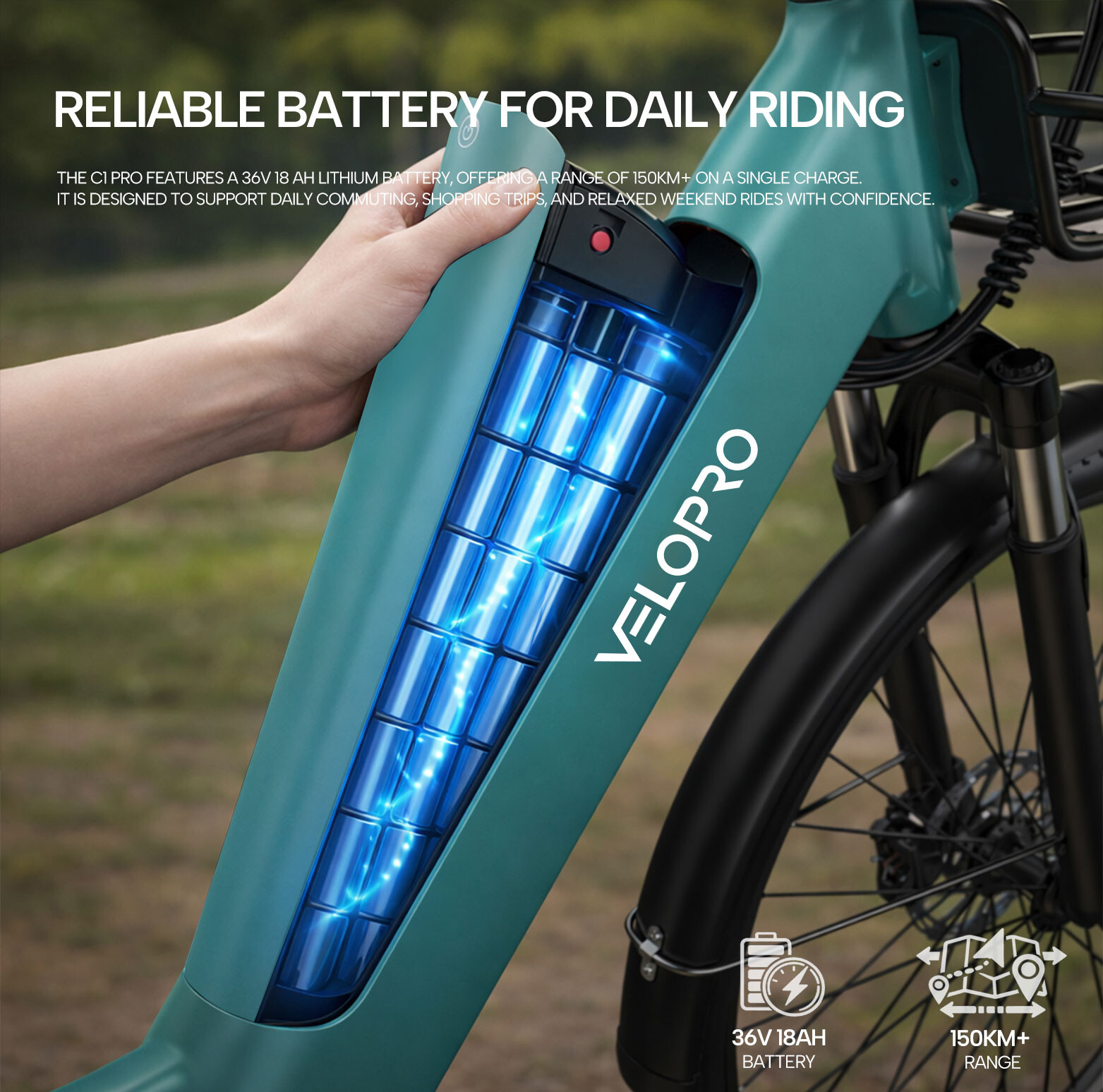 Una mano rimuove la batteria blu luminosa dal telaio di una e-bike Velopro.