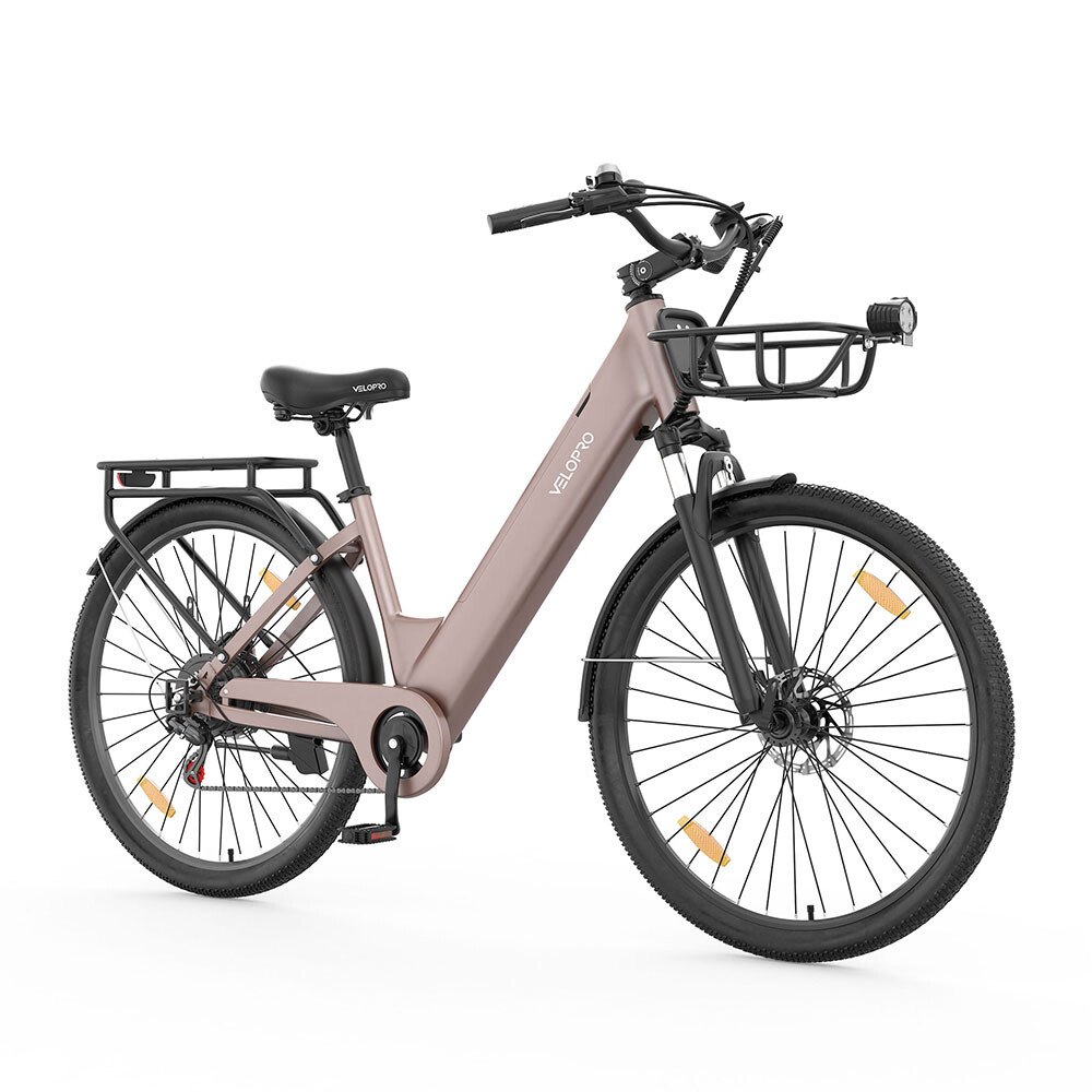 Ein mattrosa E-Bike mit Gepäckträger, Frontkorb und schwarzem Akzent auf weißem Hintergrund.