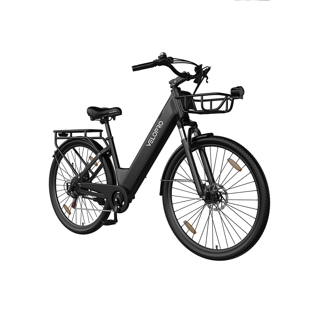 Ein schwarzes Elektrofahrrad mit Vorderkorb, Gepäckträger und „VELOPRO“-Schriftzug am Rahmen auf weißem Grund.