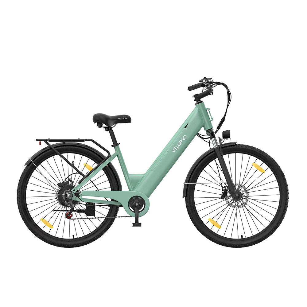 Ein hellgrünes Velopro E-Citybike mit schwarzem Sattel, Gepäckträger und gelben Speichenrückstrahlern.