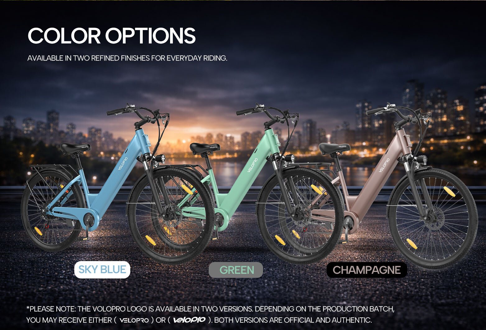 Drei E-Bikes in Himmelblau, Grün und Champagner stehen vor einer beleuchteten nächtlichen Skyline.