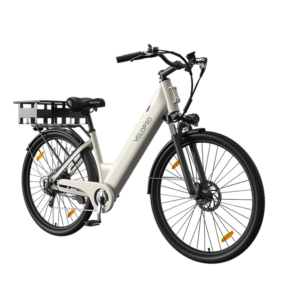Ein cremefarbenes Velopro E-Bike mit Gepäckträger vor weißem Hintergrund.