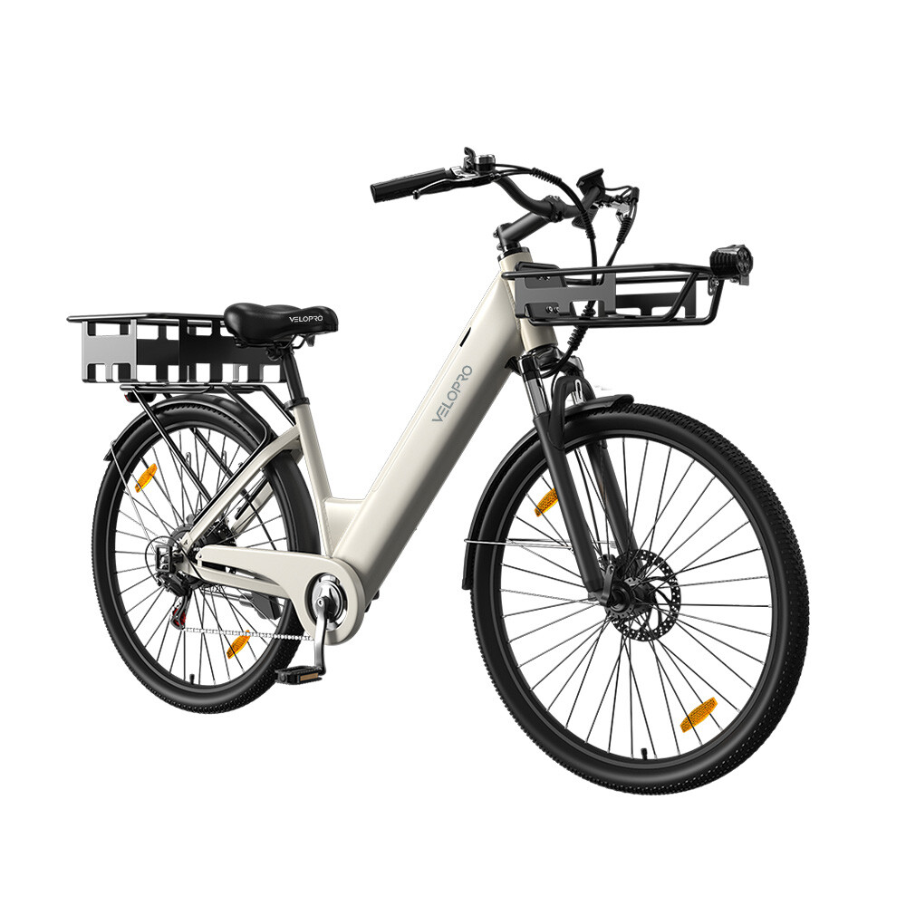 Beigefarbenes Elektrofahrrad mit schwarzem Gepäckträger vorne und hinten, auf weißem Hintergrund.