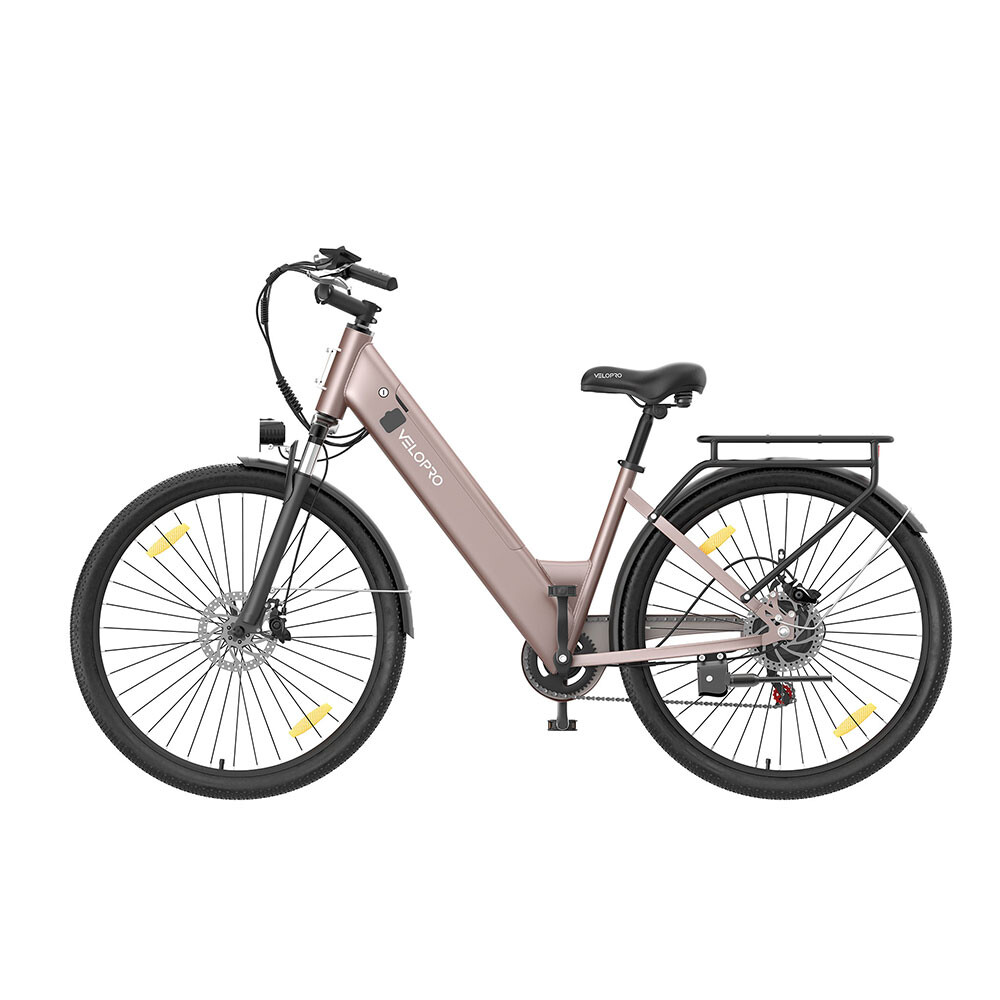Ein mattrosafarbenes Elektrofahrrad mit Gepäckträger und Vorderlicht vor weißem Hintergrund.