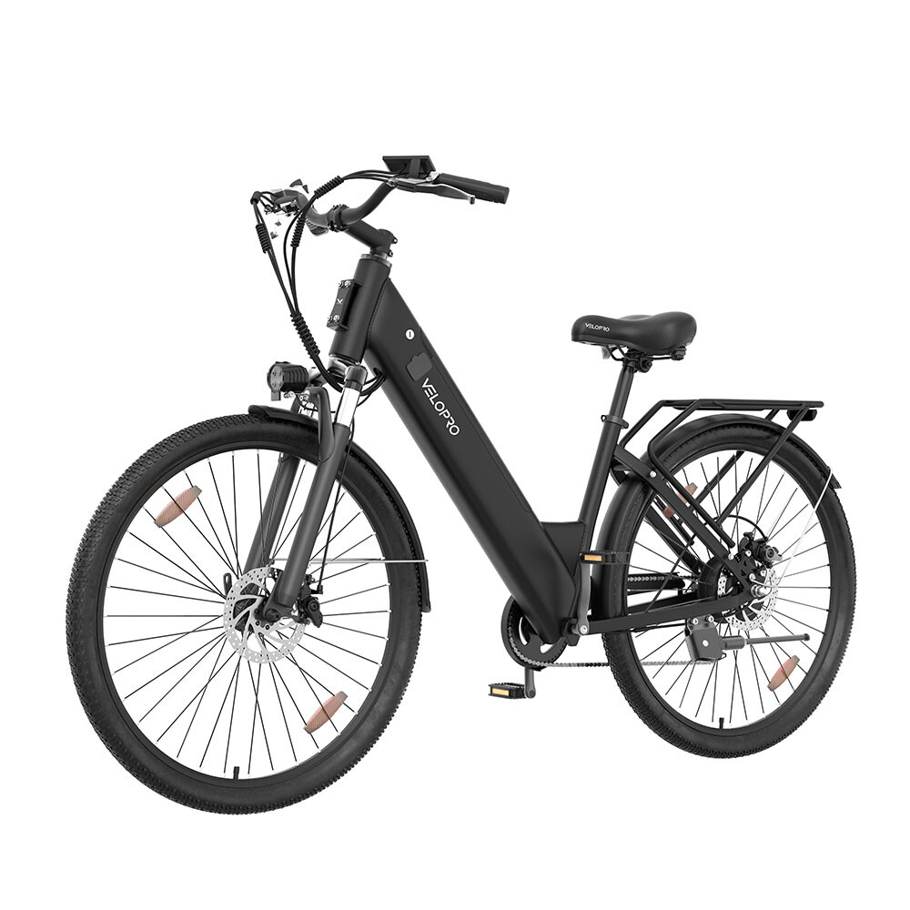 Ein schwarzes Elektrofahrrad mit tiefem Einstieg, Gepäckträger und Scheibenbremsen vor weißem Hintergrund.