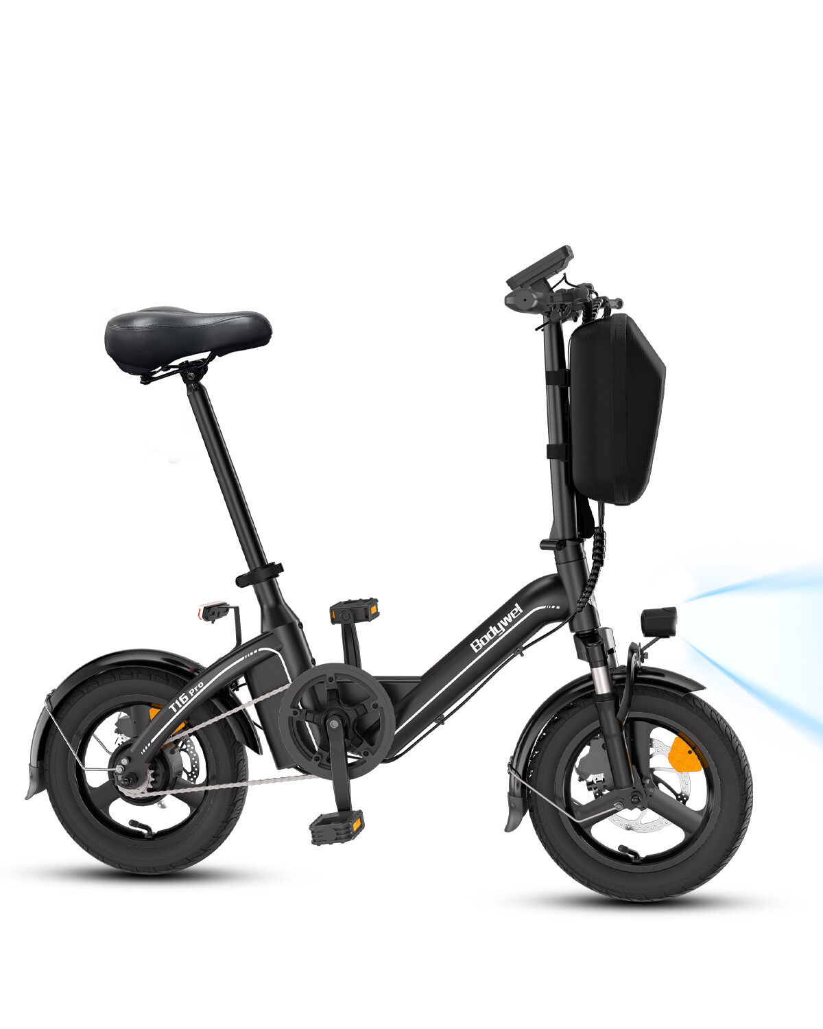 Ein schwarzes Klapp-E-Bike mit kleinerem Rad, Gepäcktasche am Lenker und eingeschaltetem Scheinwerfer vor weißem Grund.
