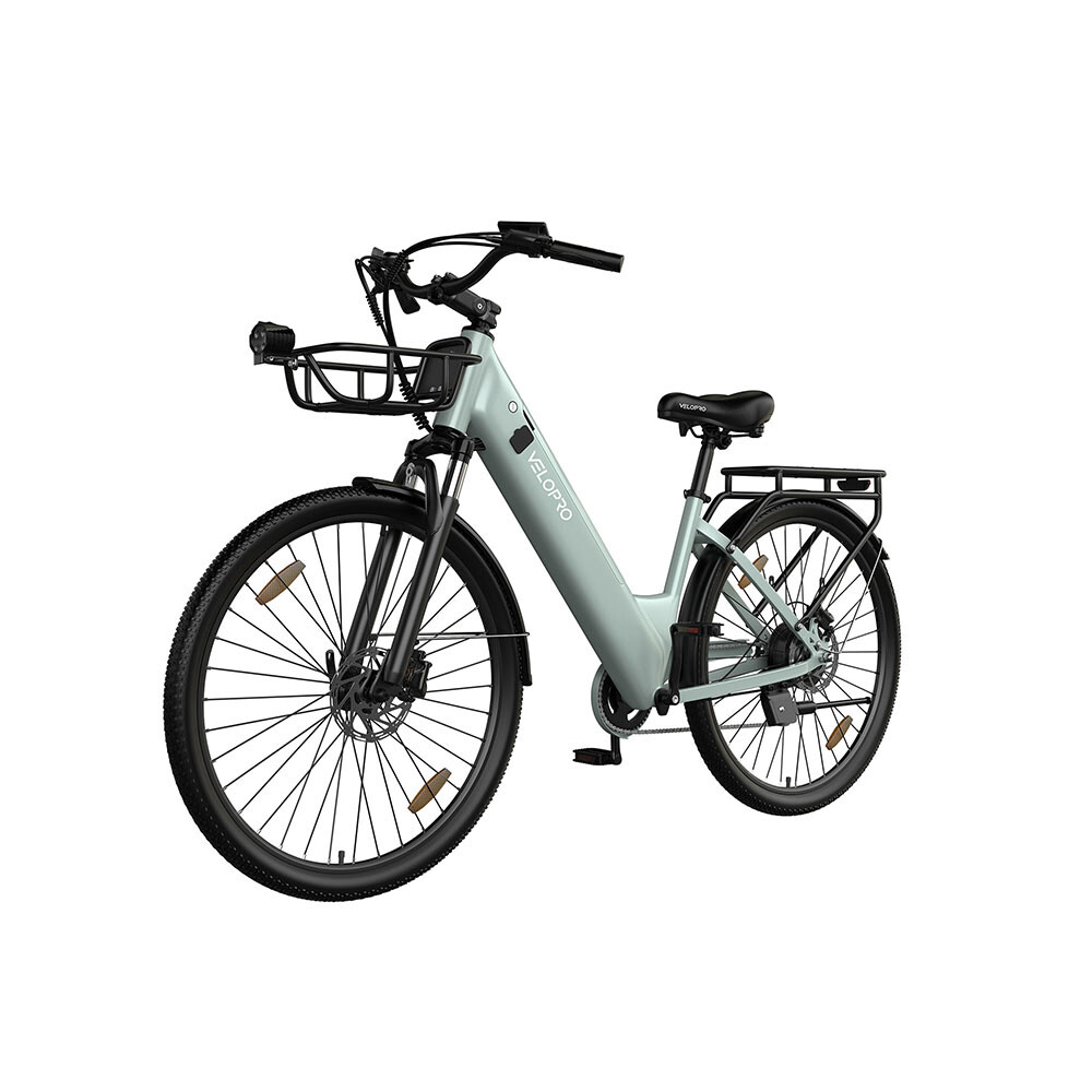 Ein hellblaues Elektrofahrrad mit Vorderkorb und Gepäckträger vor weißem Hintergrund.