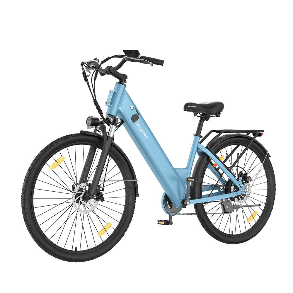 Una bicicletta elettrica azzurra con sella nera e portapacchi su sfondo bianco.