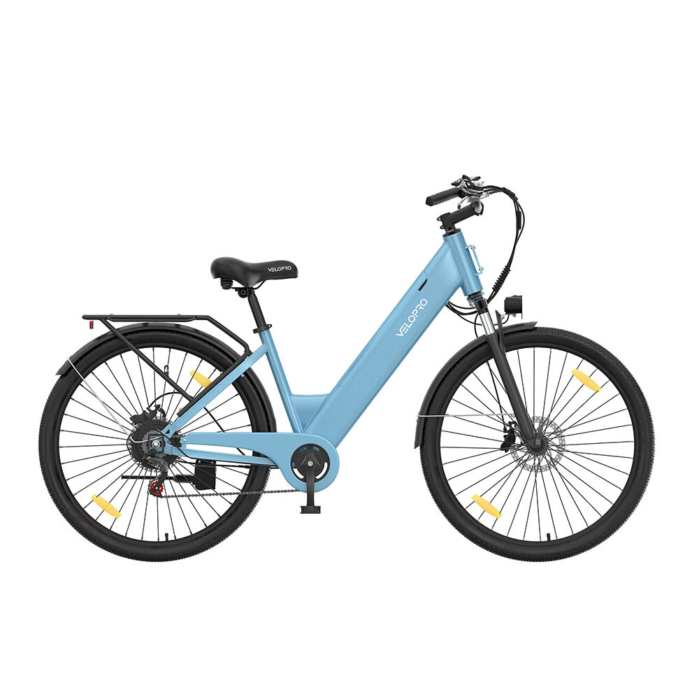 Una bicicletta elettrica azzurra con sella nera, portapacchi e pneumatici su sfondo bianco.