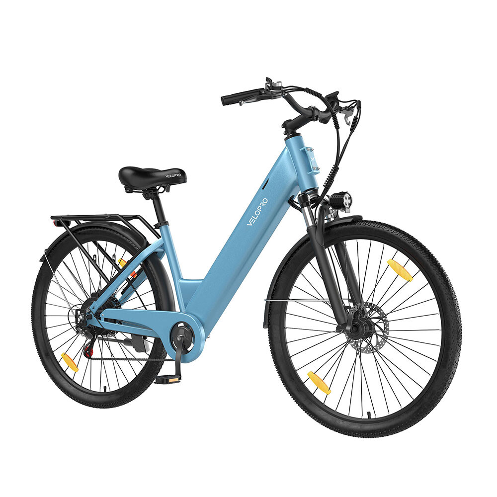 Una bicicletta elettrica Velopro azzurra con portapacchi e pneumatici neri su sfondo bianco.