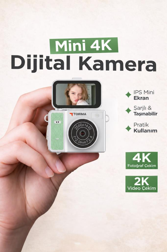 Bir el, açılır ekranlı ve metinli beyaz ve yeşil bir mini dijital kamera tutuyor.