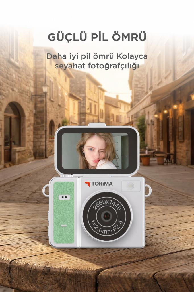Eski bir sokağın önünde ahşap masada selfie ekranlı beyaz ve mint yeşili Torima dijital kamera.