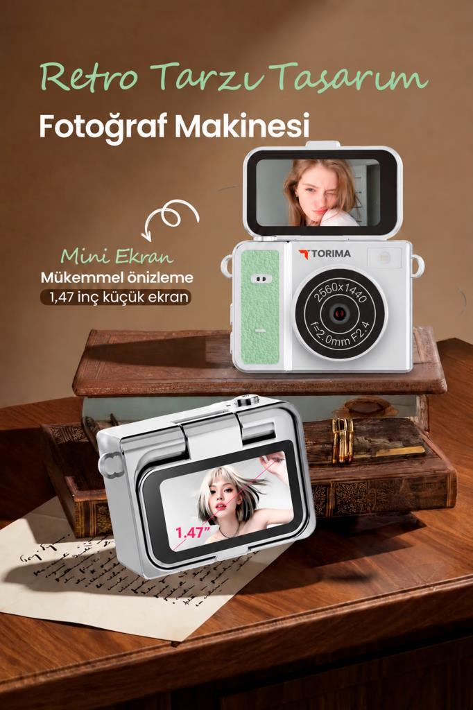 Ahşap yüzey üzerinde açılır ekranlı beyaz ve mint yeşili retro dijital kamera.