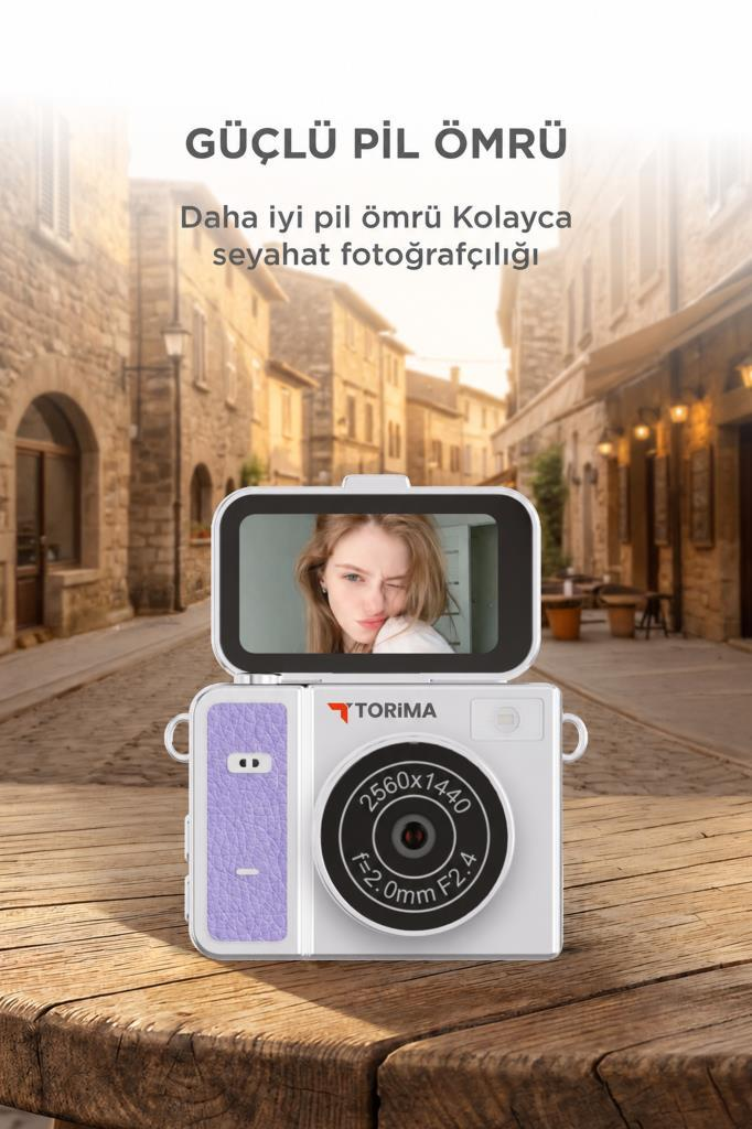 Eski bir sokağın önünde ahşap masada selfie ekranlı beyaz ve mor renkli kamera.