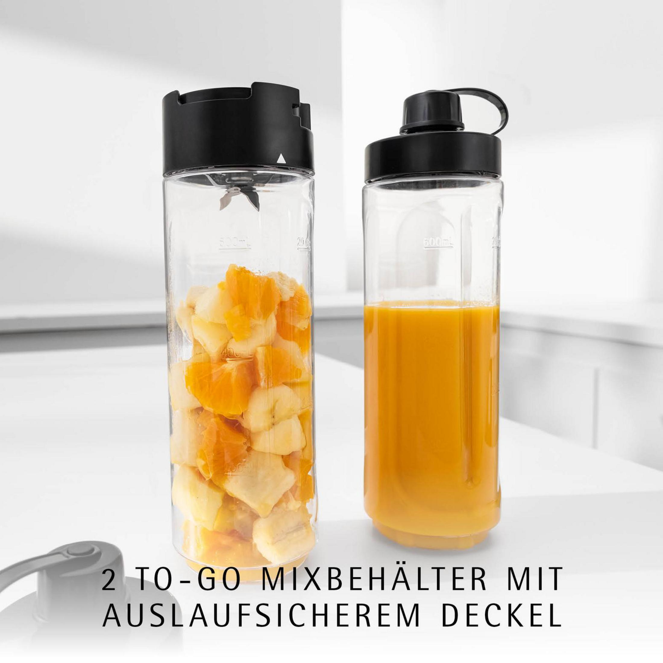 Deux gourdes de blender avec couvercle noir : l'une remplie de fruits, l'autre de jus d'orange.
