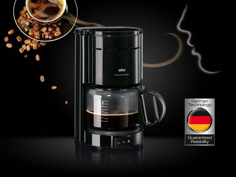 Cafetière noire Braun sur fond sombre avec des grains de café et une tasse de café.